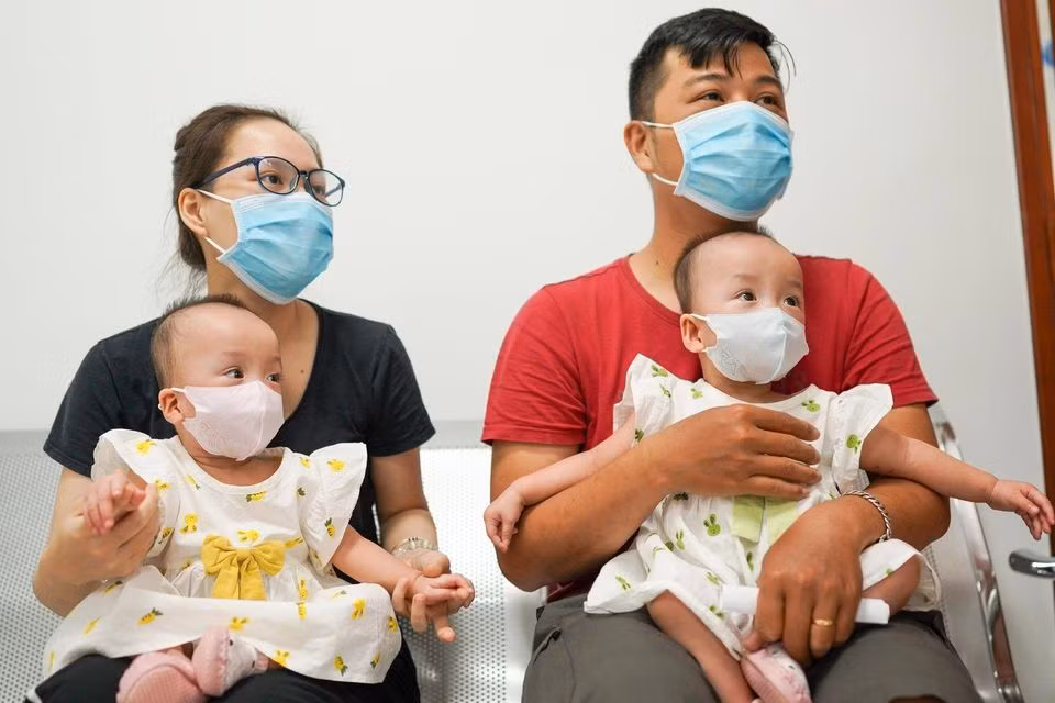 Bác sĩ Nguyễn Cát Phương Vũ (khoa hồi sức tích cực Bệnh viện Nhi đồng thành phố) cho biết trong tuần tới, ngày 30/9, cặp song sinh Trúc Nhi-Diệu Nhi sẽ được về nhà đón Tết Trung thu trong thời gian chờ cuộc phẫu thuật tiếp theo.