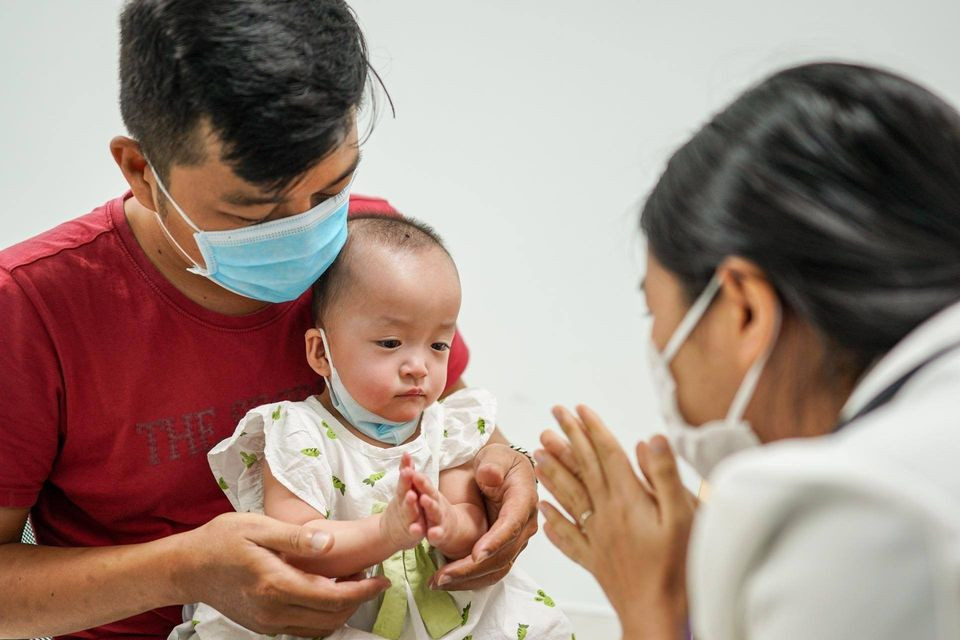 TS Định cho biết diễn biến của 2 bé thay đổi từng ngày. Trong thời gian hậu phẫu, các bác sĩ đặc biệt chú ý tới sự phát triển tâm lý của trẻ. Họ phải tập cho Trúc Nhi và Diệu Nhi quen dần với cơ thể riêng biệt.