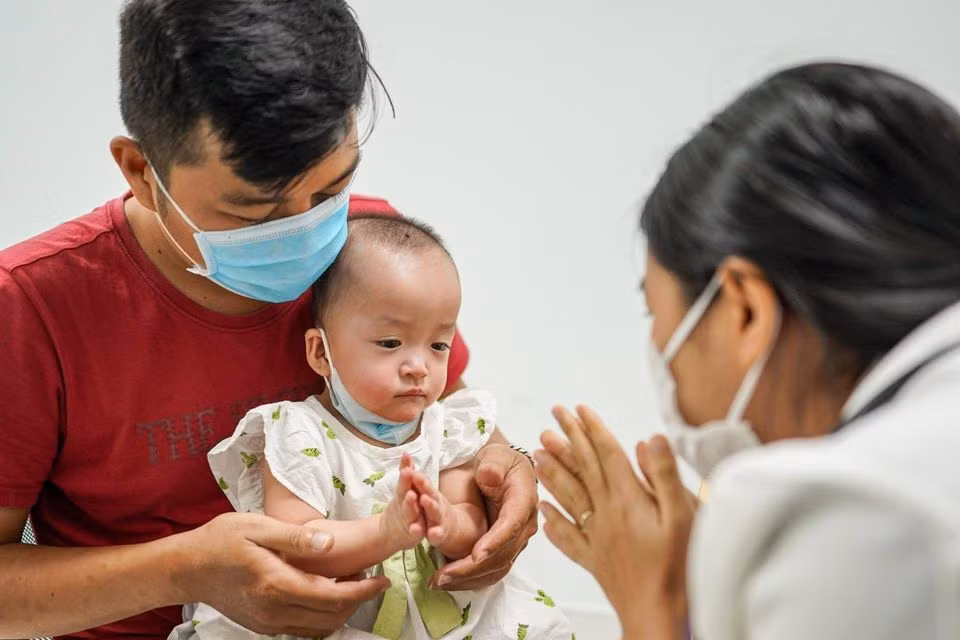 TS Định cho biết diễn biến của 2 bé thay đổi từng ngày. Trong thời gian hậu phẫu, các bác sĩ đặc biệt chú ý tới sự phát triển tâm lý của trẻ. Họ phải tập cho Trúc Nhi và Diệu Nhi quen dần với cơ thể riêng biệt.