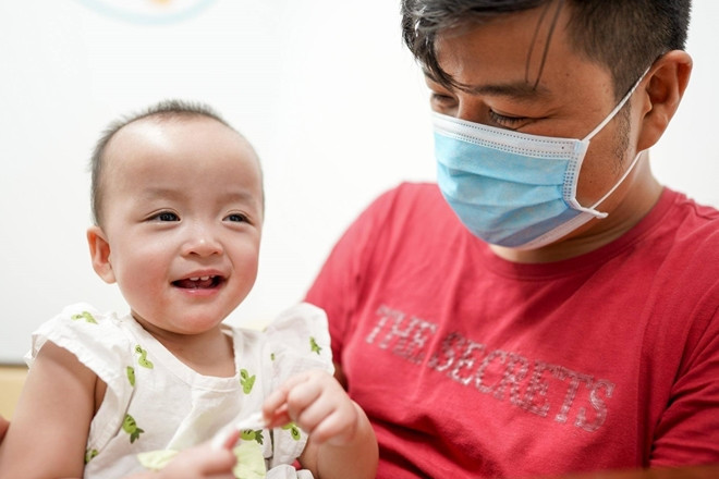 Hai bé chỉ bị gián đoạn tiêm chủng trong 2 tháng hậu phẫu. Hiện tại, song Nhi được tiêm tiếp các mũi vaccine trong Chương trình tiêm chủng mở rộng.