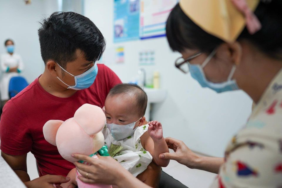 Cặp song sinh Trúc Nhi-Diệu Nhi được nuôi theo chế độ dinh dưỡng đặc biệt. Hai chị em có thể tự cầm bình sữa để ti hoặc ăn cháo thịt nấu nhuyễn bằng thìa. Mỗi ngày, song Nhi ăn 7 cữ sữa. Đến nay, mỗi bé nặng hơn 7,5 kg.