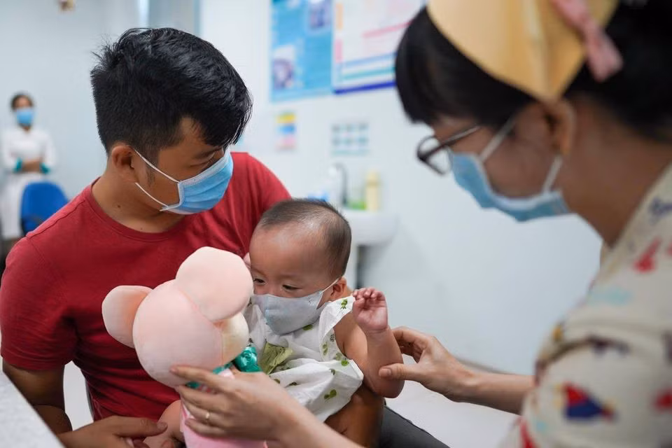 Cặp song sinh Trúc Nhi-Diệu Nhi được nuôi theo chế độ dinh dưỡng đặc biệt. Hai chị em có thể tự cầm bình sữa để ti hoặc ăn cháo thịt nấu nhuyễn bằng thìa. Mỗi ngày, song Nhi ăn 7 cữ sữa. Đến nay, mỗi bé nặng hơn 7,5 kg.