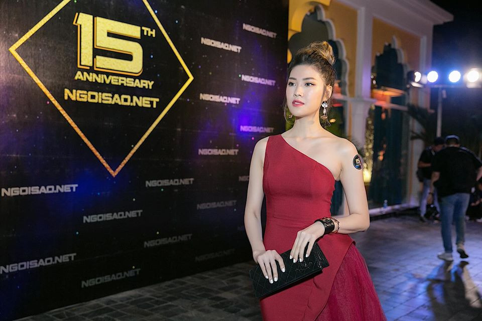 Khi đi sự kiện, cô diện chiếc váy đỏ lệch vai đầy cuốn hút.