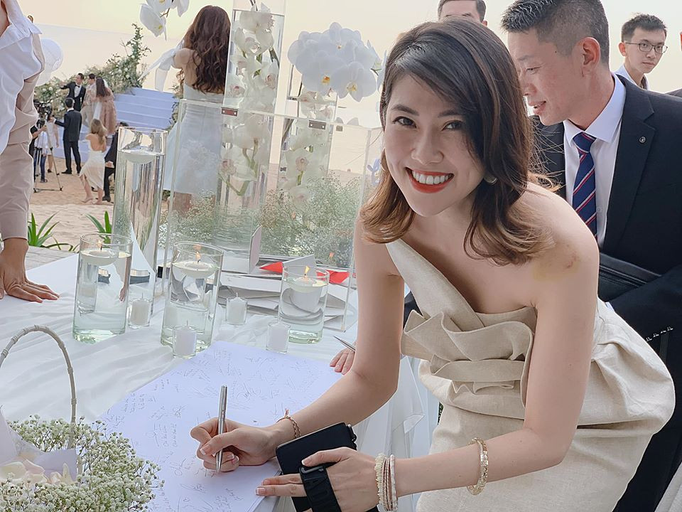 Thu Hằng dường như không bó buộc bản thân theo bất cứ style cố định nào,khi thì nhẹ nhàng, mong manh khi lại sành điệu, gợi cảm đầy mê hoặc.