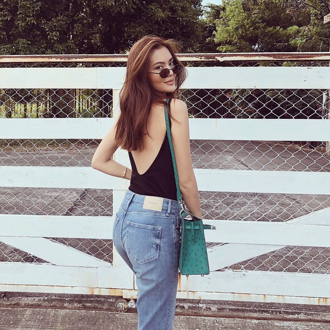 Thiết kế hở lưng giúp nàng tiểu thư tài phiết phô trọn làn da trắng nõn. Ảnh: Internet. Video "Minh Hằng chia sẻ về phong cách thời trang". Nguồn: VTC.