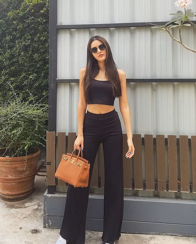 Ngoài các trang phục sang chảnh, Piraya Singha cũng sở hữu rất nhiều túi xách hàng hiệu đắt đỏ như túi Hermès da đà điểu, da cá sấu đắt giá, được hội nhà giàu ưa chuộng.