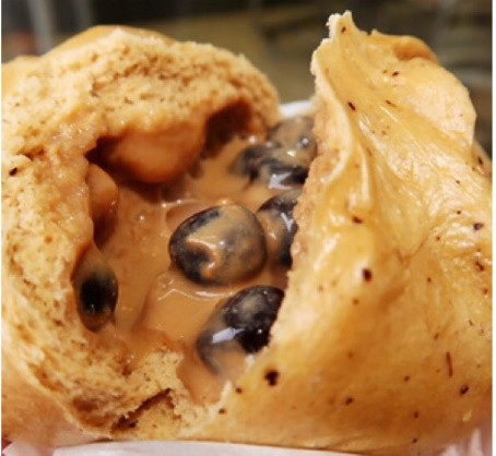 Khách có thể mua mang đi hoặc ăn ngay tại chỗ. Một số người lại thích ăn theo kiểu bánh bao nước (tang bao), tức là cắm ống hút vào giữa bánh để hút phần sốt bên trong.