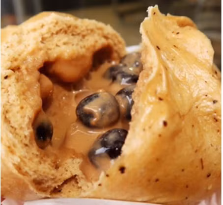 Khách có thể mua mang đi hoặc ăn ngay tại chỗ. Một số người lại thích ăn theo kiểu bánh bao nước (tang bao), tức là cắm ống hút vào giữa bánh để hút phần sốt bên trong.