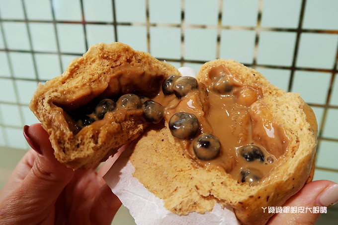 Nắm bắt được niềm đam mê trà sữa trân châu của nhiều thực khách, chủ nhà hàng đã sáng tạo món bánh bao nhân trà sữa trân châu độc đáo này.