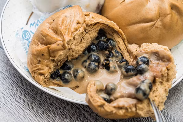 Quán bắt đầu bán từ chiều, lúc đông nhất, thực khách sẽ phải xếp một hàng dài mới tới lượt.