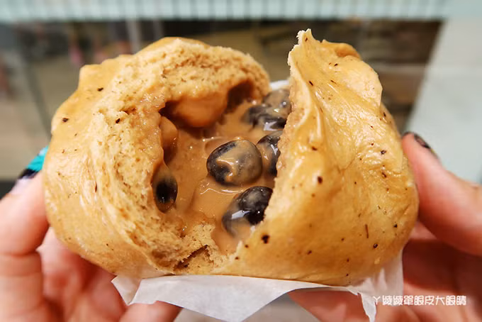 Người đầu bếp chế biến vỏ bánh bao giống với cách thông thường, chỉ khác là thêm nguyên liệu bột trà. Phần nhân bên trong là sốt trà sữa và không thể thiếu những hạt trân châu nóng hổi, dẻo thơm, ngọt đậm vị đường đen.