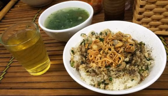 Thưởng thức xôi cá rô Nam Định ngay lúc nóng mới cảm nhận hết vị ngọt, dai của thịt cá quyện trong hạt nếp dẻo, thơm ngon đến lạ lùng.