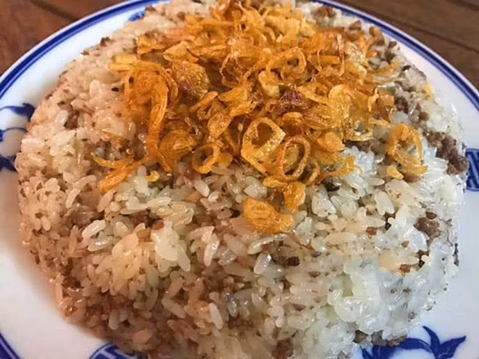 Lớp mỡ cá rô vàng ngấm vào làm cho hạt gạo nếp có màu vàng căng mọng, bùi ngậy, dẻo mà không nát.