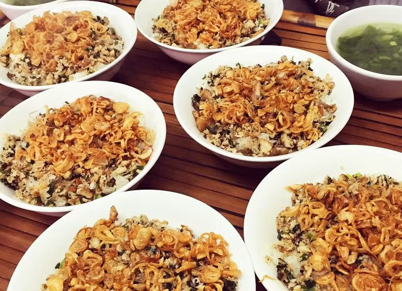 Xôi cá rô dẻo, thơm mùi hành phi và có vị béo ngọt đậm đà của thịt cá rô đồng. Mùa đông rét mướt được thưởng thức bát xôi cá rô đồng vừa lành dạ, vừa no lâu lại bổ dưỡng thì không gì bằng. Ảnh: Internet. Video "Chế biến món ngon từ nấm đông cô". Nguồn: VTC.