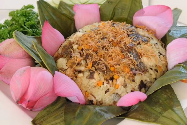  Xôi cá rô là sự kết hợp hài hòa của cá rô đồng và gạo nếp - những nguyên liệu sẵn có của vùng đất trù phú này. Hạt nếp dẻo mềm kết hợp với thịt cá rô đồng chắc nịch, phảng phất vị hành và nồng ấm của tiêu làm nên món xôi ngon nức tiếng xa gần của đất Nam Định.