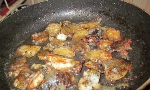 Đợi thịt cá ngấm gia vị rồi cho cá vào chảo mỡ nóng già để chiên vàng.
