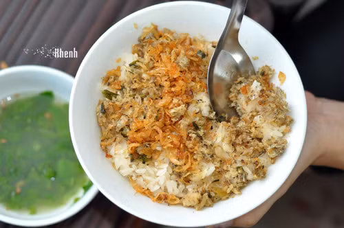 Theo kinh nghiệm dân gian, vào mùa mưa, cá rô đồng thịt ngon, khỏe mạnh và đầy bụng trứng, rất phù hợp để chế biến món xôi cá rô đặc sản. Lúc này, người dân thường ra đồng, tìm kênh rạch, ruộng, mương để bẫy bắt cá.