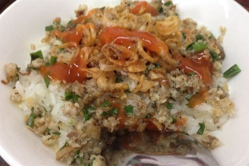 Tiếp theo, đổ đều cá đã xào lên mặt xôi rồi đảo đều cho cá và xôi quyện vào nhau. Khi ăn rắc thêm chút rau răm, mùi tàu, hành phi thơm.