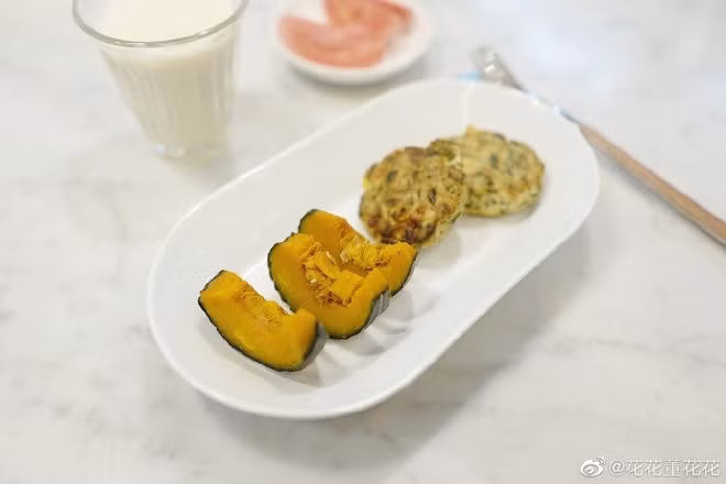 Bà mẹ 2 con không ăn quá nhiều tinh bột mỗi bữa, cô còn thay thế cơm bằng khoai lang, bí đỏ... để hạn chế bị tích tụ mỡ bụng. Ngoài ra, cô cũng không quên bổ sung protein để có đủ sức làm việc. Protein trong chế độ ăn của Đổng Hoa Hoa chủ yếu từ ức gà, trứng gà, các loại hạt...