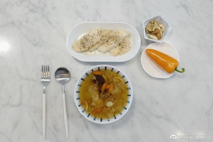 Để duy trì nét trẻ trung thì vợ chủ tịch Taobao thường tự nấu món chè dưỡng nhan có nấm tuyết, táo tàu, kỷ tử, nhựa đào... Đây đều là những nguyên liệu mát mẻ với tác dụng bổ máu, làm đẹp da và an thần hiệu quả.