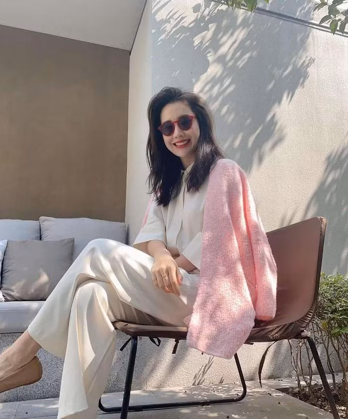 Bà mẹ 2 con thường uống sinh tố xanh gồm rau kale, cần tây, kiwi, dưa chuột... vào bữa sáng để nạp vitamin cũng như hỗ trợ hệ tiêu hóa khỏe mạnh. Thỉnh thoảng, cô còn thay bằng một ly nước lọc cho thêm vài lát chanh vàng để thanh lọc cơ thể.