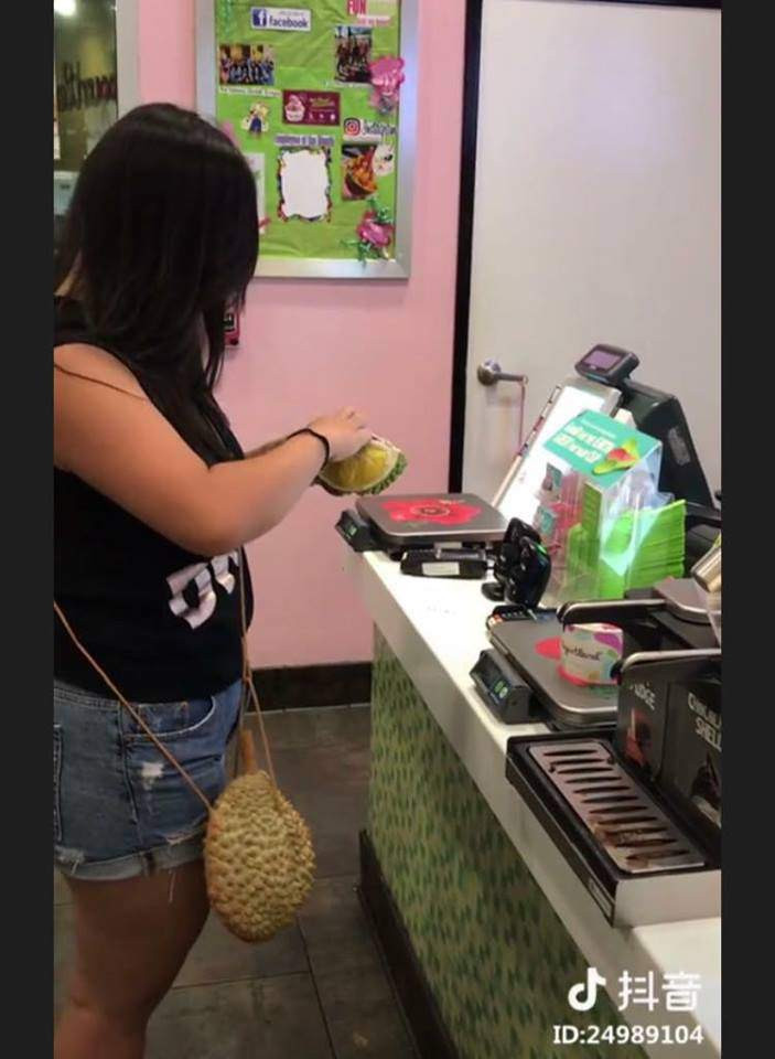 Chiếc túi độc đáo này được cộng đồng mạng nhận xét là nếu đặt cạnh quả sầu riêng thật sẽ khó phân biệt được.