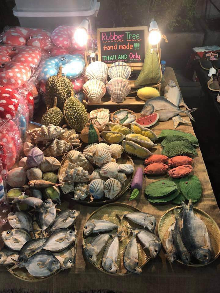 Bên cạnh túi hình sầu riêng thì còn có nhiều mẫu túi có hình thù "bá đạo" hơn nhiều, ví dụ như túi hình cá khô, túi hình cua, túi hình bắp ngô, vỏ sò.