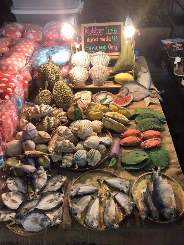 Bên cạnh túi hình sầu riêng thì còn có nhiều mẫu túi có hình thù "bá đạo" hơn nhiều, ví dụ như túi hình cá khô, túi hình cua, túi hình bắp ngô, vỏ sò.