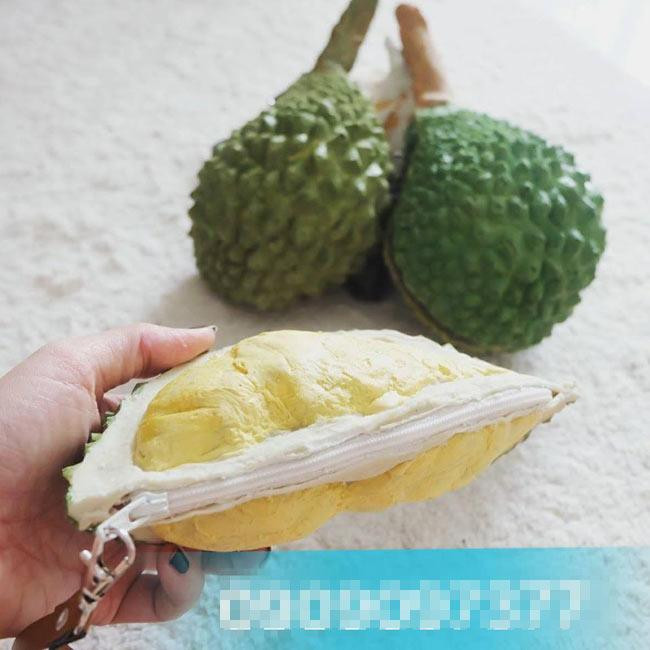 Chiếc túi hình quả sầu riêng đang rất hot và được bày bán rất nhiều trên các kệ hàng bán đồ lưu niệm ở Thái Lan.