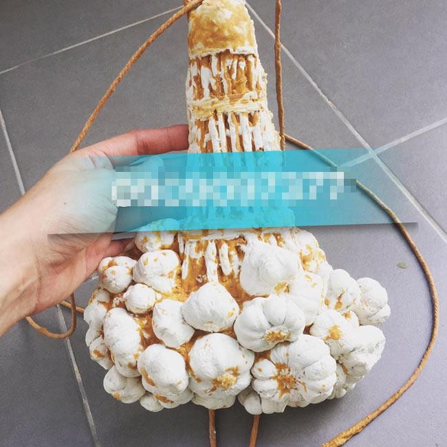 Không chỉ túi sầu riêng, gần đây nhiều thiết kế thời trang khác lấy cảm hứng từ cuộc sống cũng thu hút sự quan tâm của giới trẻ, chẳng hạn như túi hình bó tỏi.