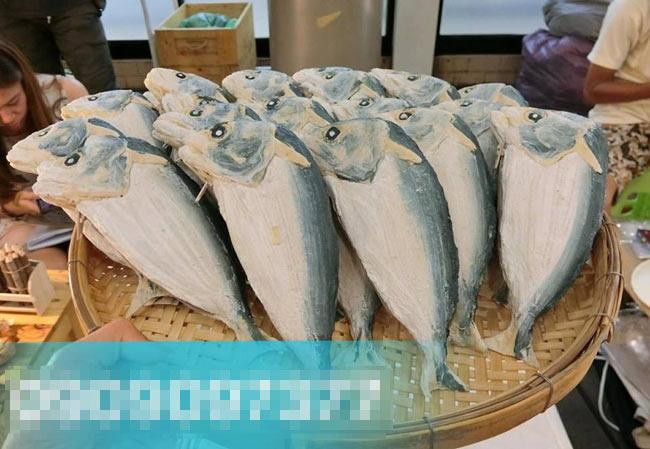 Chắc chắn chị em phải can đảm lắm thì mới dám đeo chiếc túi hình cá khô này ra phố. Ảnh: Internet. Mời độc giả theo dõi video "Chiếc túi xách đắt 8,5 tỷ đồng đắt nhất hành tinh khiến chị em mê mẩn". Nguồn: VTC14.