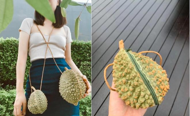Mới đây, shop thời trang Farmrak bỗng nổi tiếng mạng xã hội vì sở hữu một món đồ độc lạ dành cho tín đồ mê sầu: Chiếc túi xách sầu riêng giống từ vỏ đến múi.