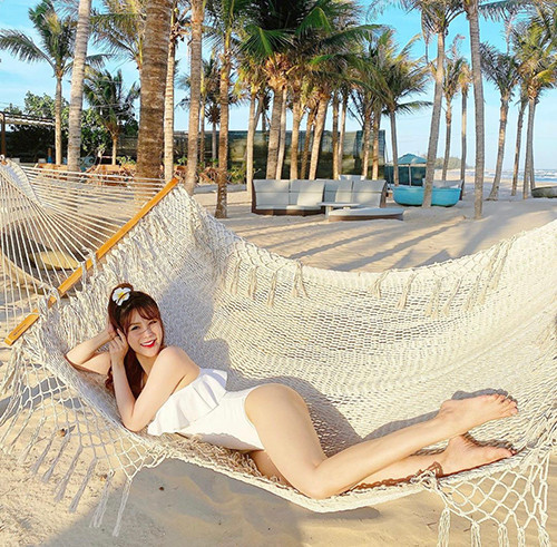 Mặc áo tắm liền thân để du lịch biển, Diệp Lâm Anh khiến mình xinh xắn với kiểu trang phục phối bèo nhún điệu đà.