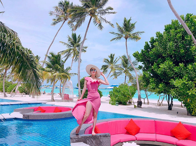 Chiếc đầm hồng cánh sen của Bảo Thy là gợi ý hợp lý cho các nàng khi chọn đồ đi nghỉ mát vào mùa nắng.