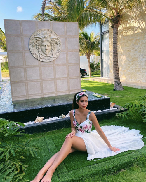 Sau khi khỏi bệnh, Tiên Nguyễn tích cực nghỉ dưỡng và thực hiện những bộ ảnh thời trang sang chảnh, quyến rũ.