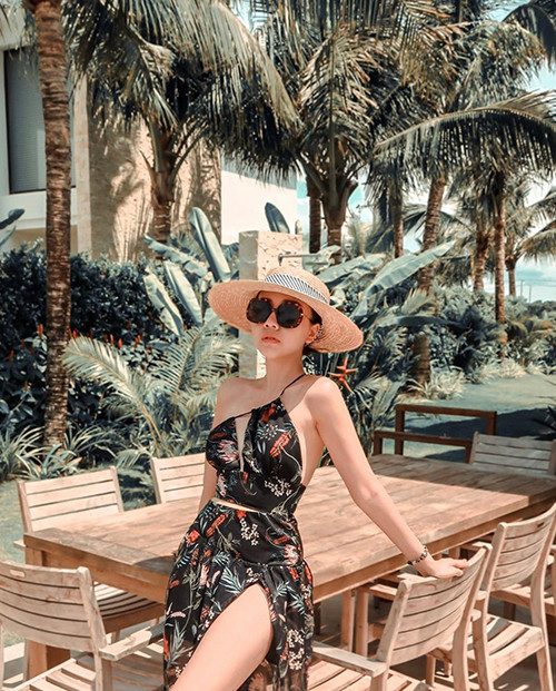 Băng Di khoe dáng nuột nà với kiểu váy lệch vai với những đường cut-out gợi cảm ở ngực và chân váy.