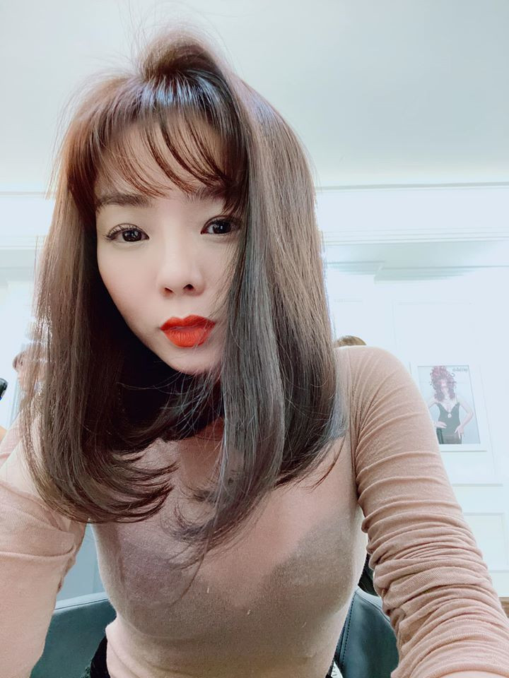 Lệ Quyên cũng vừa khoe kiểu tóc mái thưa trẻ trung đón Tết. Vốn gắn liền với ngôi giữa và màu tóc đen, hình ảnh này của ca sĩ là một sự thay đổi lớn.