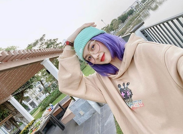 Thiều Bảo Trang quyết định "chơi lớn" với tóc nhuộm màu tím lavender.