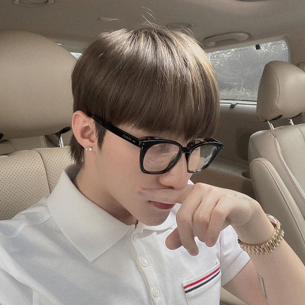 Sơn Tùng M-TP cũng âm thầm thay đổi từ mái tóc đen sang nhuộm màu nâu khói thời thượng. Video "Bí quyết làm đẹp của sao Việt". Nguồn: VTC.