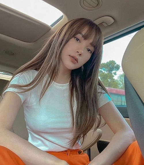 Minh Hằng cũng trông trẻ trung hơn nhờ mái tóc nâu khói “mái mưa”.