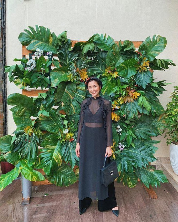 Hà Tăng cũng từng vấp phải lỗi trang phục nghiêm trọng khi diện trên mình chiếc áo dài xuyên thấu lộ rõ nội y. Ảnh: Internet. Mời độc giả theo dõi video "Minh Hằng chia sẻ về phong cách thời trang". Nguồn: VTC.