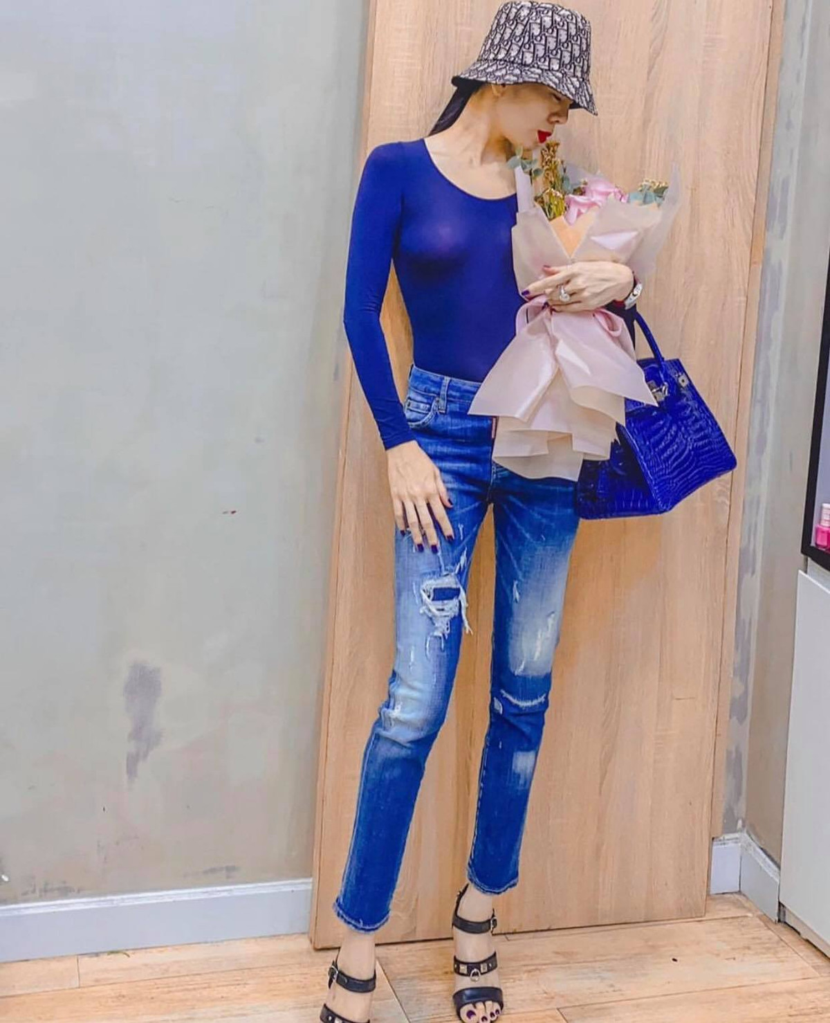 Trong bức hình mới nhất được Lệ Quyên đăng tải trên trang cá nhân, cô phối đồ đơn giản. Thế nhưng, việc diện áo siêu mỏng khiến cô vô tình để lộ vòng 1 không nội y, chỉ dán miếng phòng hộ. Chi tiết đặc biệt nhanh chóng thu hút người nhìn một cách nhanh chóng.