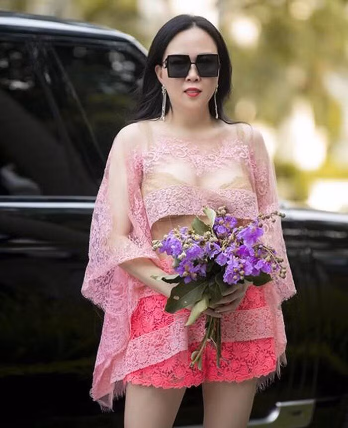 Bắt trend mặc áo xuyên thấu xuống phố, Phượng Chanel chưa thực sự tinh tế khi theo đuổi mốt này.