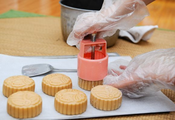 Hoc cach lam banh trung thu bang noi com dien sieu don gian-Hinh-4