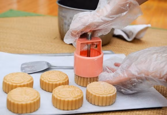 Hoc cach lam banh trung thu bang noi com dien sieu don gian-Hinh-4