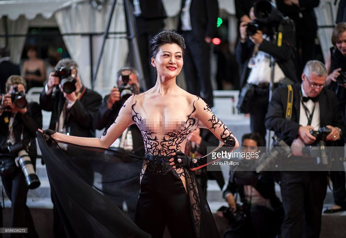 Một nghệ sĩ vô danh khác gây chú ý bằng cách ăn mặc hớ hênh trên thảm đỏ Cannes 2018. Ảnh: Getty, Internet. Mời độc giả xem video "Minh Hằng chia sẻ về phong cách thời trang". Nguồn: VTC.