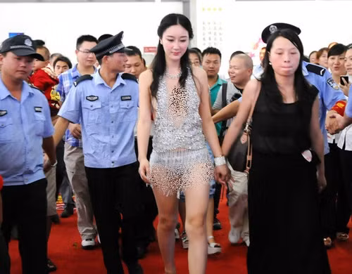 Ngô Hy Nhi cũng thường xuyên có những chiêu trò khoe thân, đặc biệt là để lộ 2/3 phần ngực nhằm gây sự chú ý giữa chốn đông người.