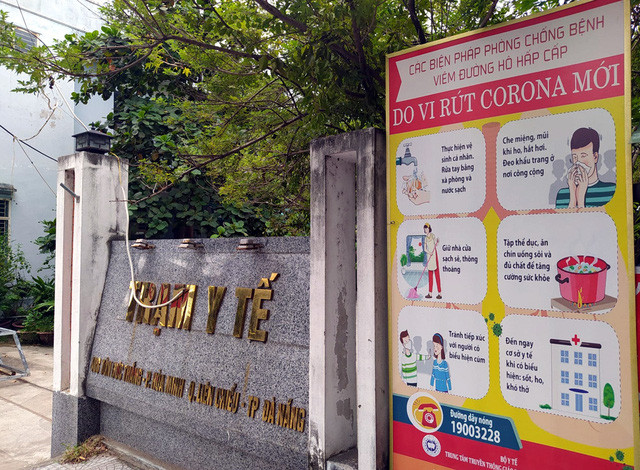 Nữ nhân viên y tế kiệt sức sau hơn 1 tuần liên tục phải đi quá nhiều, truy tìm F1 và tuyên truyền người dân cách ly. Thậm chí, việc ăn uống ngủ nghỉ rất thất thường, làm việc không kể ngày đêm nên đã dẫn tới kiệt sức.