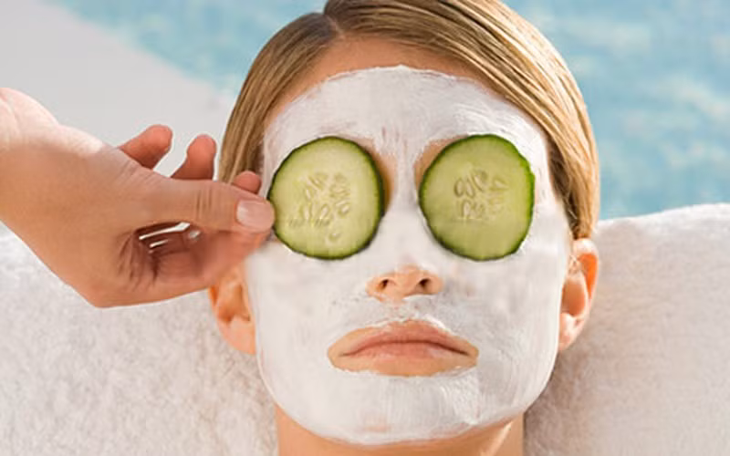 Dưa chuột: Đây là cách làm sáng quầng thâm dưới mắt hiệu quả. Cách sử dụng: Cắt 2 lát dưa chuột và đặt chúng vào mắt bạn. Sau 20-25 phút, rửa mặt bằng nước ấm. Để có kết quả tốt nhất, hãy thử sử dụng cách này ít nhất 3-4 lần trong một ngày.