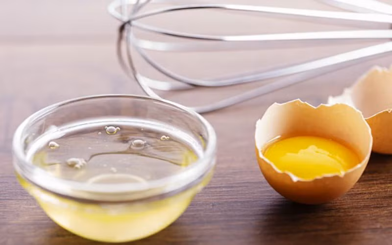 Lòng trắng trứng giúp se khít các lỗ chân lông. Cách sử dụng: Bôi một lớp mỏng lòng trắng trứng lên da mặt ướt, để nó ở đó cho đến khi nó khô và rửa lại bằng nước ấm. Dùng mặt nạ này hàng tuần có thể mang lại kết quả tuyệt vời.